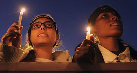 Indier protesterar mot våldet mot kvinnor. Foto: AP/TT.